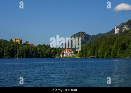 Alpsee con vista sul castello di Neuschwanstein e Hohenschwangau, hotel Rosa Alpina, Füssen Algovia orientale, Baviera, Germania, Foto Stock