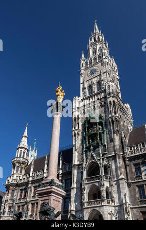 Colonna mariana nella parte anteriore del nuovo municipio in Marienplatz, Monaco, Città Vecchia, Alta Baviera, Baviera, Germania, Foto Stock