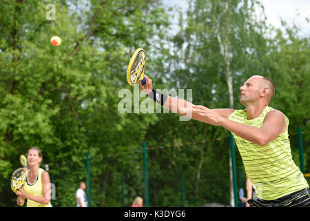 Mosca, Russia - 30 Maggio 2015: Natalia Ilyukhina e Stanislav Zaichenko nella partita di russo beach tennis championship. 120 adulti e 28 giovani a Foto Stock