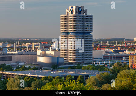 Vista dalla Montagna Olimpica a nord per la BMW a quattro cilindri, a Monaco di Baviera, Baviera, Baviera, Germania, Foto Stock