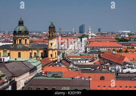 Vista dal municipio torre sulla Città Vecchia con Theatinerkirche, Monaco, Città Vecchia, Alta Baviera, Baviera, Germania, Foto Stock
