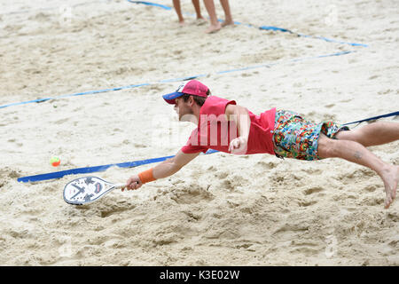 Mosca, Russia - 31 Maggio 2015: Svyatoslav Tektov nella partita di russo beach tennis championship. 120 adulti e 28 giovani atleti competere nel Foto Stock