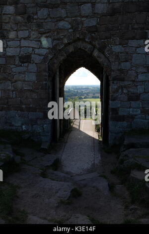 Castello di Beeston, Forte, fortificazione, medievale, Rocky Crag, Guerra civile, Educazione, affioramento, Medioevo, Parkland, Storia, Cheshire, Inghilterra. Foto Stock
