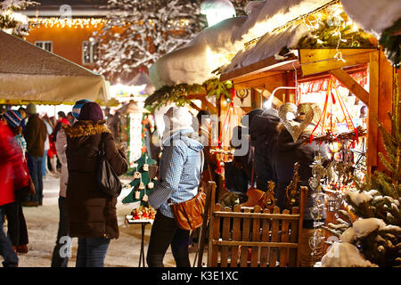 Fiera di natale Garmisch-Partenkirchen di notte, Foto Stock