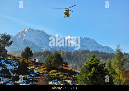 Germania, Isar valley, vigili del fuoco, pratica, elicottero, la movimentazione del materiale, Foto Stock