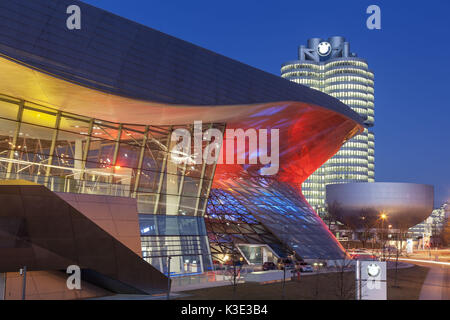 BMW World e BMW da quattro cilindri di notte, Monaco di Baviera, Baviera, Baviera, Germania, Foto Stock