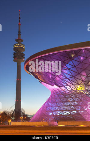 Olympic tower con BMW World, Monaco di Baviera, Baviera, Baviera, Germania, Foto Stock