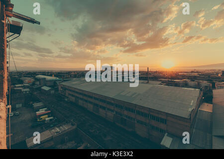 Tramonto sulla periferia di Yerevan, Armenia Foto Stock