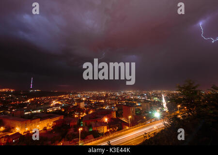 Tempesta per tutta la notte a Yerevan, Armenia Foto Stock