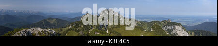 Dalla vetta del Latschenkopf sulle montagne Karwendel, montagne del Wetterstein, Achselköpfen e Benediktenwand (montagne), Lenggries, Alta Baviera, Baviera, Germania, Foto Stock