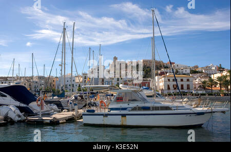 Eivissa - Hauptstadt von Ibiza - Blick auf die Altstadt Dalt Vila - Kathedrale Santa Maria de las Nieves - Hafen Foto Stock