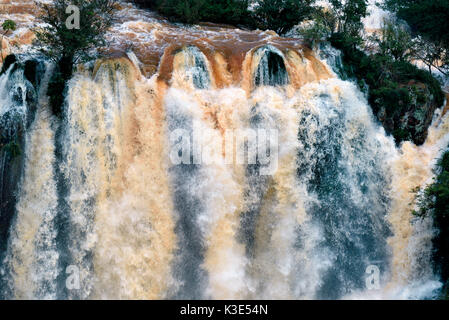 Brasilien, IguaÃ§u Nationalpark, Blick auf tosende Kaskaden der Iguazu FÃ¤lle, argentinische Seite nach starken RegenfÃ¤llen Foto Stock