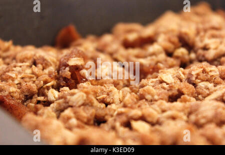 Una chiusura di apple crisp dessert freschi di forno con farina di avena sulla parte superiore Foto Stock