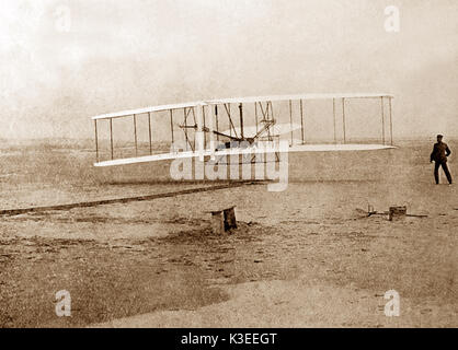 I fratelli Wright il primo volo a Kitty Hawk, Carolina del Nord il 17 dicembre 1903. Wilbur guardando Orville il pilotaggio del piano. Foto Stock