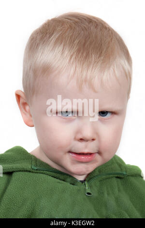 Il toddler acciglia rabbiosamente. cranky faccia. Foto Stock