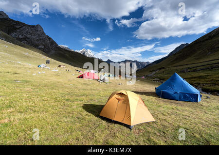 Campeggio a huayhuash trek, Perù Foto Stock