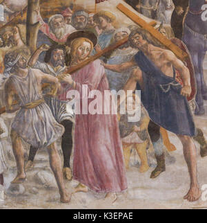 Affresco, creato nel 1450 da Vecchietta, di Gesù sulla via del Calvario in Siena il Battistero di San Giovanni presso la cattedrale di Siena, Toscana, Ita Foto Stock