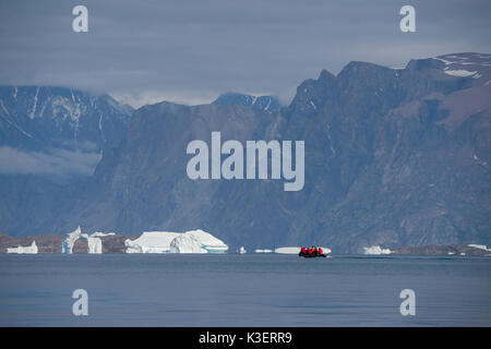 La Groenlandia, est della Groenlandia, Scoresbysund aka Scoresby Sund, Isola di Bear aka Bjorne Oer. Avventura i turisti ad esplorare le enormi iceberg nel fiordo. Foto Stock