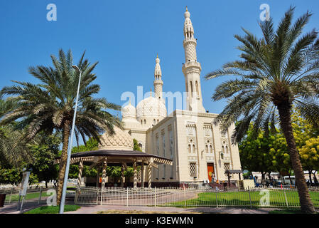 Dubai, Emirati arabi uniti - Ott 8, 2016: jumeirah grande moschea in Dubai, la Moschea di Jumeirah è la sola Moschea di Dubai che è aperta al pubblico Foto Stock