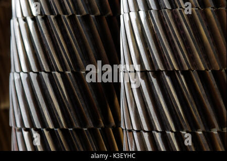 Rotismo elicoidale ruote utilizzate nella produzione industriale di treni di ingranaggi per impieghi gravosi elelctric motori e applicazioni industriali. Foto Stock