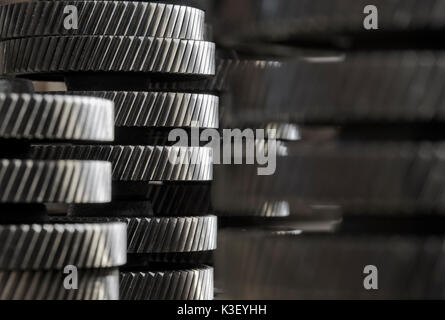 Rotismo elicoidale ruote utilizzate nella produzione industriale di treni di ingranaggi per impieghi gravosi elelctric motori e applicazioni industriali. Foto Stock