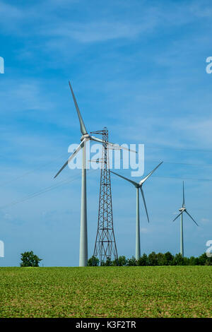 Wind Turbine e elettricità pilone - Francia. Foto Stock