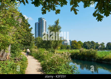 Nuovo percorso del fiume sul bordo del serbatoio Ovest, Woodberry Down, North London REGNO UNITO Foto Stock