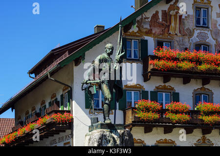 Smith di Kochel monumento davanti la locanda "Zur Post", Kochel am See, Alta Baviera, Baviera, Germania Foto Stock