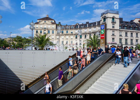 Escalator con passanti sulla Karlsplatz (quadrato), Stachus, Monaco di Baviera, Germania Foto Stock