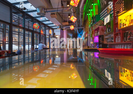 L'arte bar sulla Domplatte di fronte alla stazione ferroviaria di Colonia, nella Renania settentrionale-Vestfalia, Germania Foto Stock