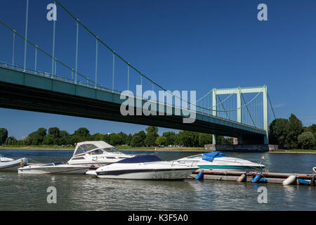 Rodenkirchener ponte sopra il fiume Reno, Colonia, nella Renania settentrionale-Vestfalia, Germania Foto Stock