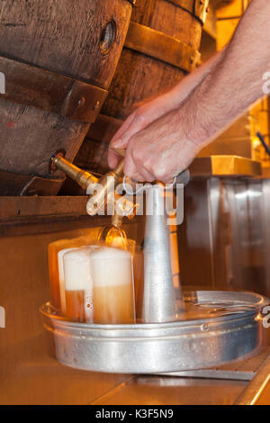 Kölsch birra spillata dal barile, birreria Päffgen in Colonia Città Vecchia di Colonia, nella Renania settentrionale-Vestfalia, Germania Foto Stock