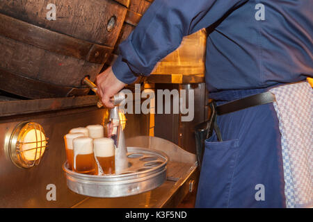 Kölsch birra spillata dal barile, birreria Päffgen in Colonia Città Vecchia di Colonia, nella Renania settentrionale-Vestfalia, Germania Foto Stock