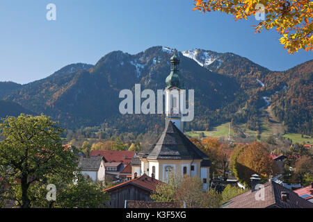 Vista su Lenggries con la chiesa parrocchiale di San Giacomo contro il Brauneck (montagna), Alta Baviera, Baviera, Germania Foto Stock