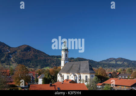 Vista su Lenggries con la chiesa parrocchiale di San Giacomo contro il Brauneck (montagna), Alta Baviera, Baviera, Germania Foto Stock