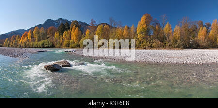 Il fiume Isar di fronte Brauneck (montagna) in autunno, Lenggries, Alta Baviera, Baviera, Germania Foto Stock