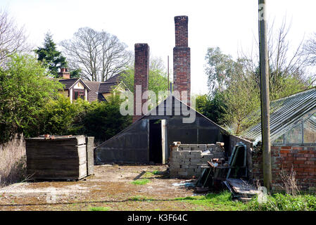 Rundown Kidby vivai, poco Clacton, Essex, in uno stato di declino in attesa di sviluppo in un alloggiamento station wagon. Foto Stock