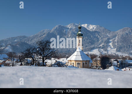 Vista su Lenggries con la chiesa parrocchiale di San Giacomo contro il Brauneck (montagna), Alta Baviera, Baviera, Germania Foto Stock