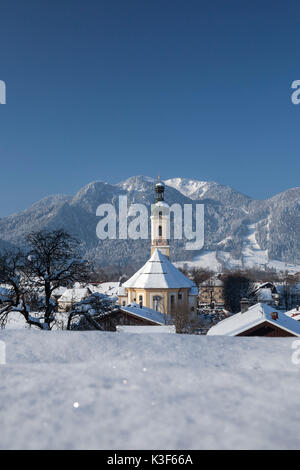 Vista su Lenggries con la chiesa parrocchiale di San Giacomo contro il Brauneck (montagna), Alta Baviera, Baviera, Germania Foto Stock