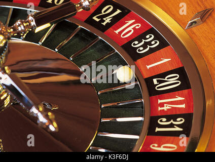 Roulette, sferico alla ruota della roulette cade su quello rosso Foto Stock