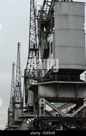 Gru da carico a vapore disusate a Princes Wharf, Bristol, Regno Unito Foto Stock