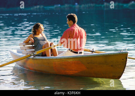 Matura in un romatic Boattrip con una barca a remi sul lago Foto Stock