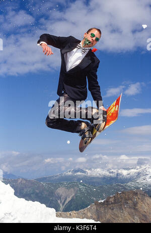 Snowboarder in un abito nero con rose Foto Stock