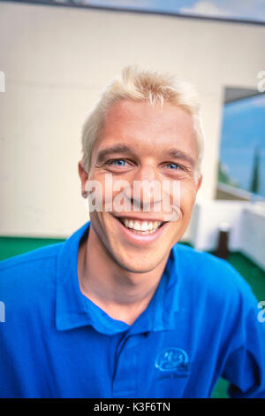 Ritratto di giovane laughing man Foto Stock