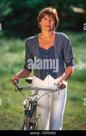 La donna nel medioevo in bicicletta Foto Stock