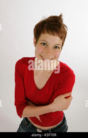 Giovane donna con il maglione rosso Foto Stock