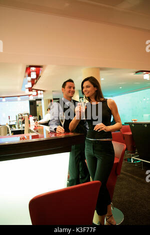 Coppia in un bar Foto Stock