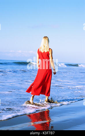 La donna da sole in spiaggia Foto Stock