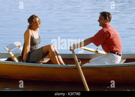 Matura in un romatic Boattrip con una barca a remi sul lago Foto Stock