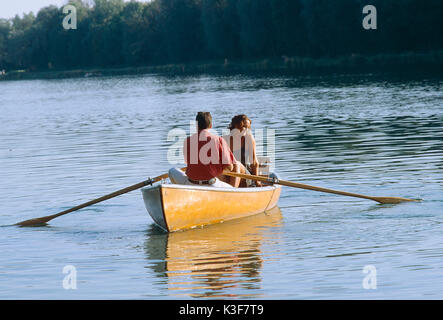 Matura in un romatic Boattrip con una barca a remi sul lago Foto Stock